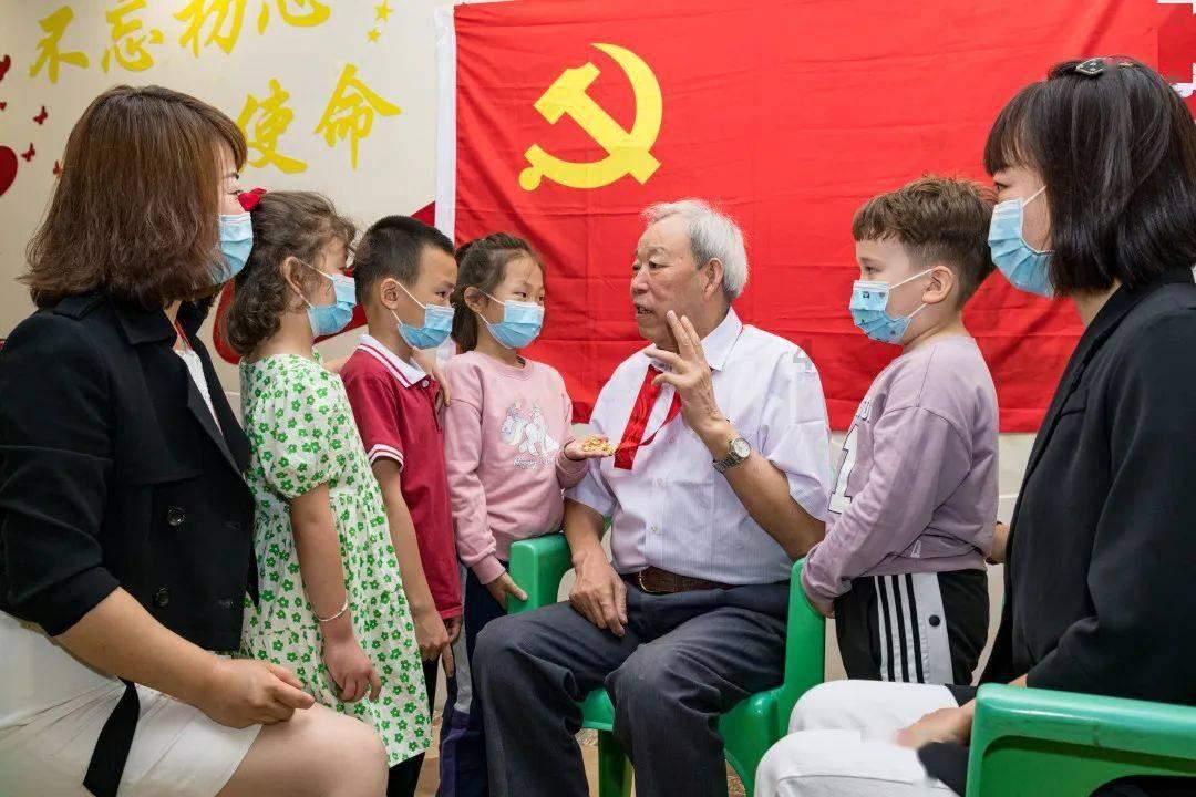 女朋友发说说:“无人问津的港口总是开满鲜花。请问是什么意思?-呆萌动物对对碰