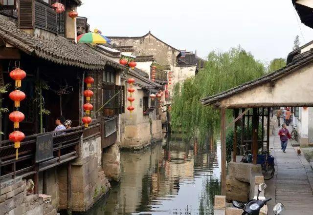 手这么软,指甲不断长出来的?月牙、白点、竖纹又代表什么?